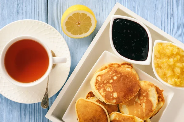 Σπιτικές τηγανίτες με μαρμελάδα και φλιτζάνι τσάι. — Φωτογραφία Αρχείου