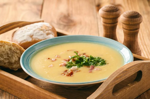 Картопляний вершковий суп з сиром та беконом . — стокове фото