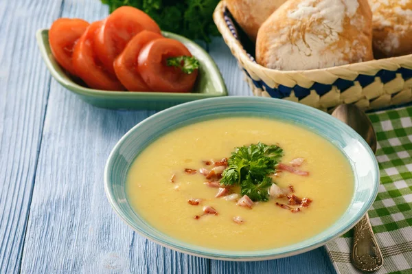 Картопляний вершковий суп з сиром та беконом . — стокове фото