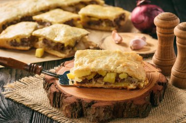 Sığır eti, soğan ve patates ile tuzlu pasta.