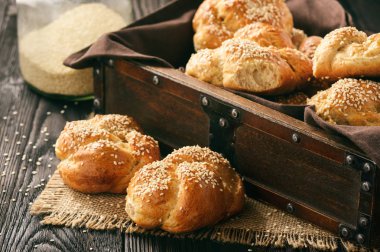 Ev yapımı ekmek susam rulo.