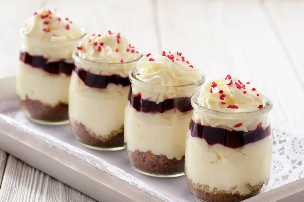 Cheesecake with cherry jelly in glass jars. — Stock Photo, Image