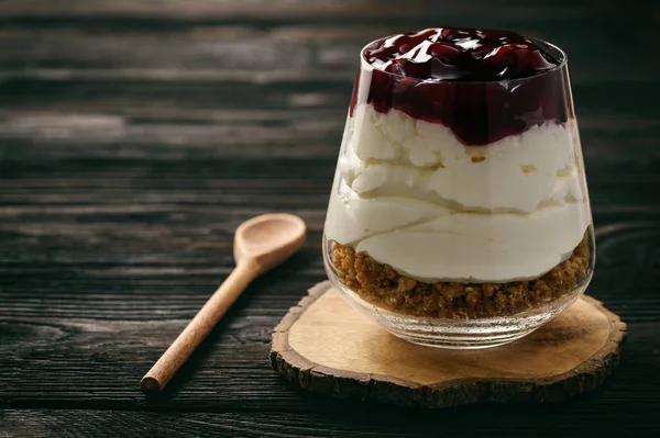 Tvarohový koláč s cherry želé ve sklenicích. — Stock fotografie