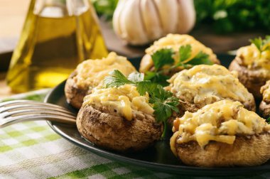 Fırında mantar kapaklar krem peynir, sarımsak ve otlar ile doldurulmuş.