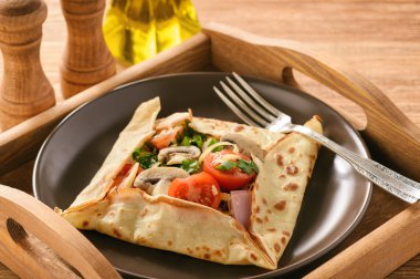 Jambon, peynir, domates ve mantarlı krep sutffed.