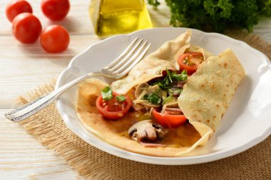 Jambon, peynir, domates ve mantarlı krep sutffed.