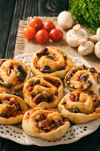 Pizzabrötchen mit Tomatensauce, Speck, Pilzen und Käse. — Stockfoto