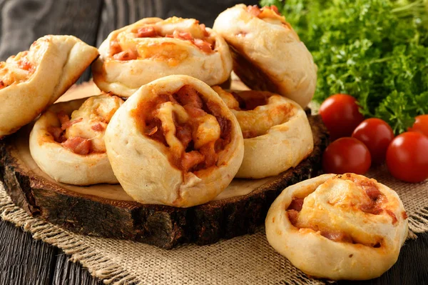 Pizzabrötchen mit Tomatensauce, Pilzen und Käse. — Stockfoto