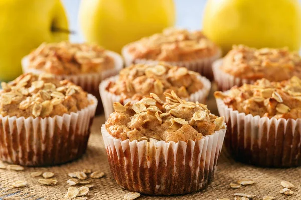 Muffins de aveia com maçãs e canela . — Fotografia de Stock