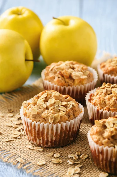 Muffins d'avoine aux pommes et à la cannelle . — Photo