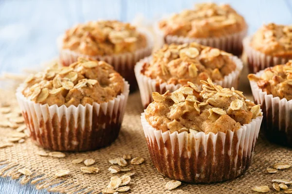 Havre muffins med äpplen och kanel. — Stockfoto