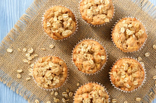 Muffins de aveia com maçãs e canela . — Fotografia de Stock