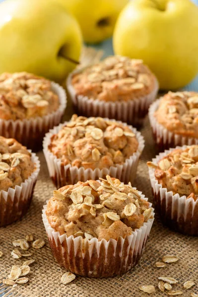 Muffins de aveia com maçãs e canela . — Fotografia de Stock