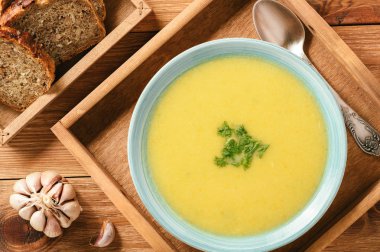 Ahşap tepsi kremalı sebze çorbası.