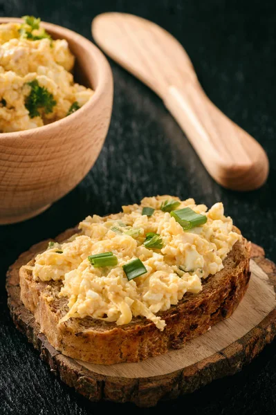 Vollkorn-Sandwiche mit Ei und Käse auf Holzstumpf. — Stockfoto