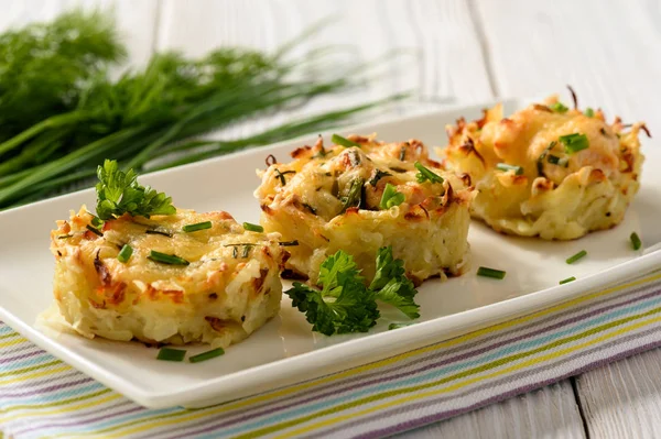 Meze - tavuk eti ve peynirli patates kek.