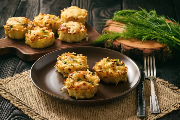 Předkrm - bramborové muffiny s kuřecím masem a sýrem. — Stock fotografie