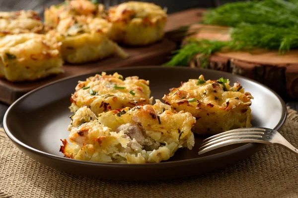 Vorspeise - Kartoffelmuffins mit Hühnerfleisch und Käse. — Stockfoto