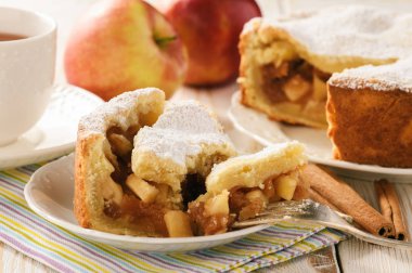 Elma pasta ve çay beyaz ahşap zemin üzerinde.