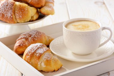 Ev yapımı tatlı kruvasanlar beyaz tablo peynir ile doldurulmuş.