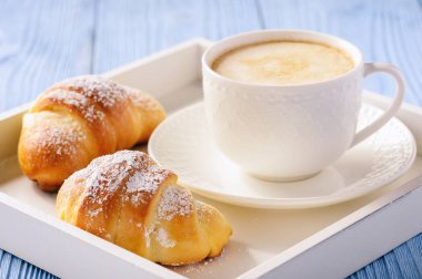 Ev yapımı tatlı croissants peynir ile doldurulmuş.