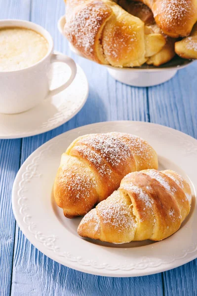 Ev yapımı tatlı croissants peynir ile doldurulmuş.