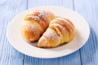 Ev yapımı tatlı croissants peynir ile doldurulmuş.