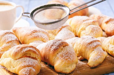 Ev yapımı tatlı croissants peynir ile doldurulmuş.