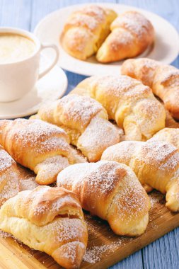 Ev yapımı tatlı croissants peynir ile doldurulmuş.