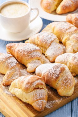 Ev yapımı tatlı croissants peynir ile doldurulmuş.