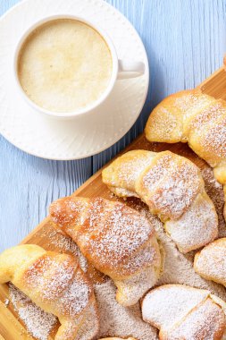 Ev yapımı tatlı croissants peynir ile doldurulmuş.