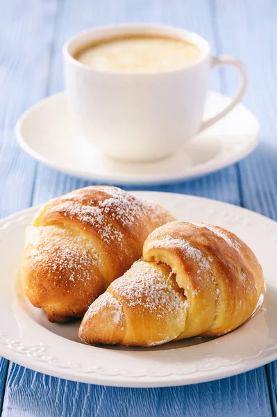 Ev yapımı tatlı croissants peynir ile doldurulmuş.