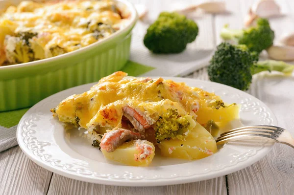 Casseruola con pesce (salmone), patate e broccoli . — Foto Stock