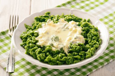 Ispanak ve peynir soslu Alman köfte (biftek).