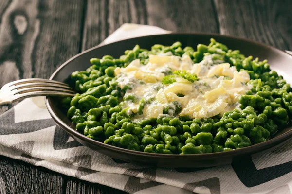 Gnocchi tedeschi (spaetzle) con salsa di spinaci e formaggio . — Foto Stock