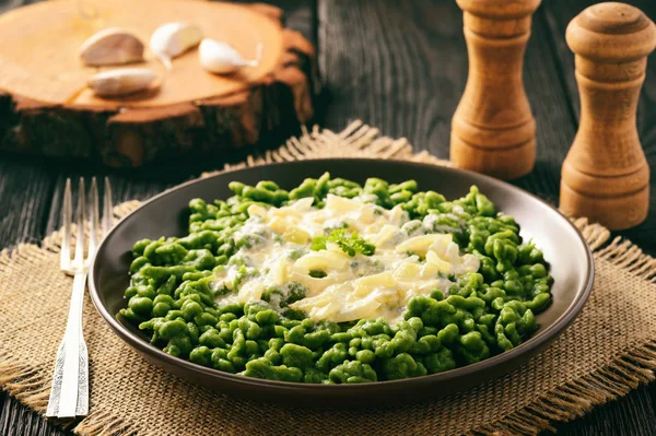 Gnocchi tedeschi (spaetzle) con salsa di spinaci e formaggio . — Foto Stock