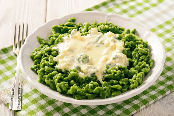 Ispanak ve peynir soslu Alman köfte (biftek).