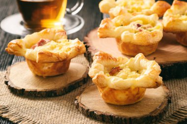 Meze-patates püresi, sosis ve peynir ile mini turta.