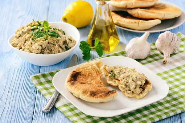 Berenjena griega tradicional untada (dip) con pan pita . —  Fotos de Stock