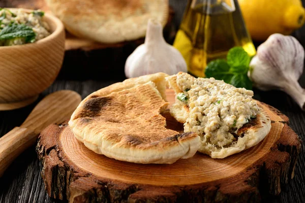 Традиционный греческий баклажаны распространение (соус) с пита хлеб . — стоковое фото