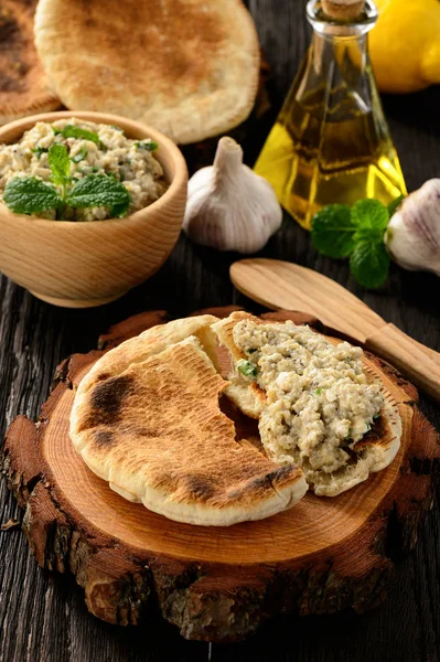 Berenjena griega tradicional untada (dip) con pan pita . —  Fotos de Stock