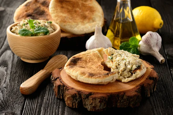 Berenjena griega tradicional untada (dip) con pan pita . — Foto de Stock