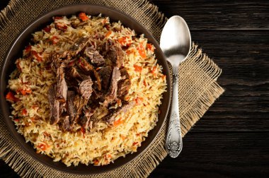 Pilav - geleneksel Asya Yemeği, sebze ve et ile hazırlanan pirinç.