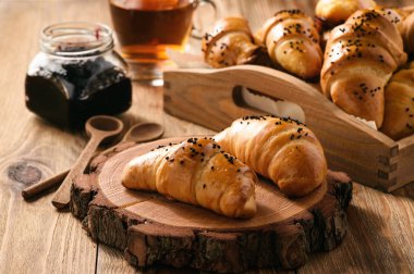 Peynir ve reçel dolum ile ev yapımı tatlı buns (kruvasan).