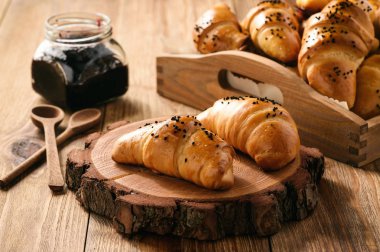 Peynir ve reçel dolum ile ev yapımı tatlı buns (kruvasan).