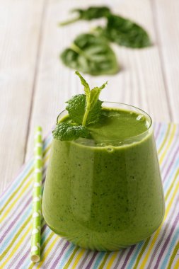 Sağlıklı gıda - ıspanak yüzlü ahşap tablo.