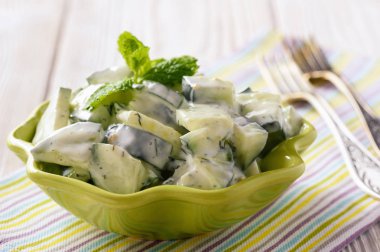 Doğal yoğurt, sarımsak ve dereotu salatalık salatası.