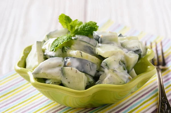 Салат из огурцов с натуральным йогуртом, чесноком и укропом . — стоковое фото