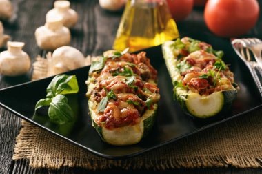 Kabak kıyılmış et, peynir ve mantar ile doldurulmuş. Fırında pişmiş.