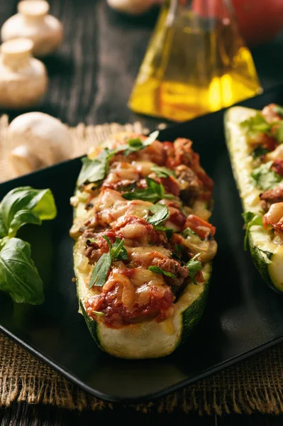 Kabak kıyılmış et, peynir ve mantar ile doldurulmuş. Fırında pişmiş.